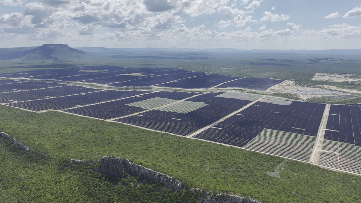 Vista aérea de uma usina solar no sertão