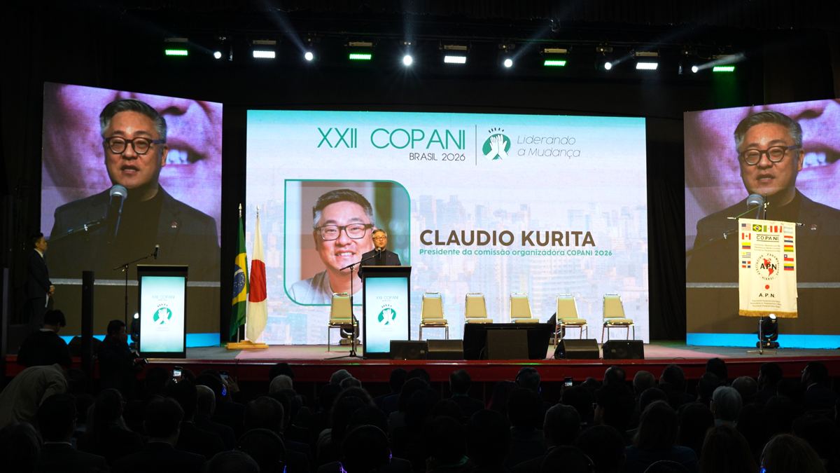 Palco de convenção com telões e plateia